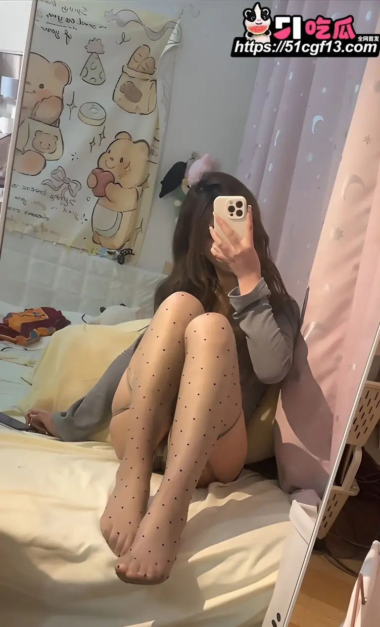 高颜值精神小妹自慰视频 身着情趣黑丝大秀美腿 假屌快速抽插自慰高潮淫液狂喷! 图4