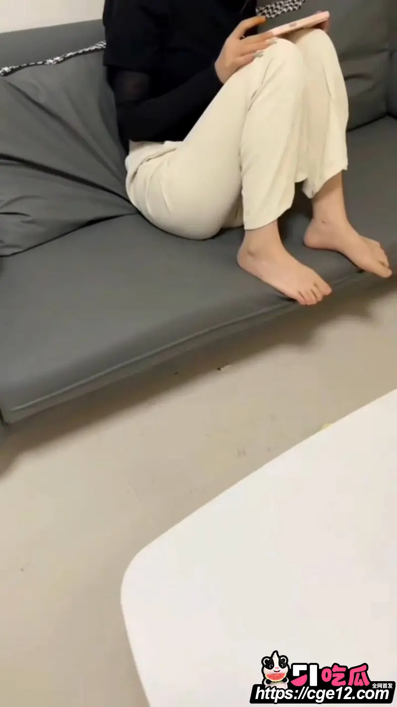 51原创和妹妹同居的日子 趁爸妈不在家 喊妹妹卧室按摩 趁机操了她! 图1