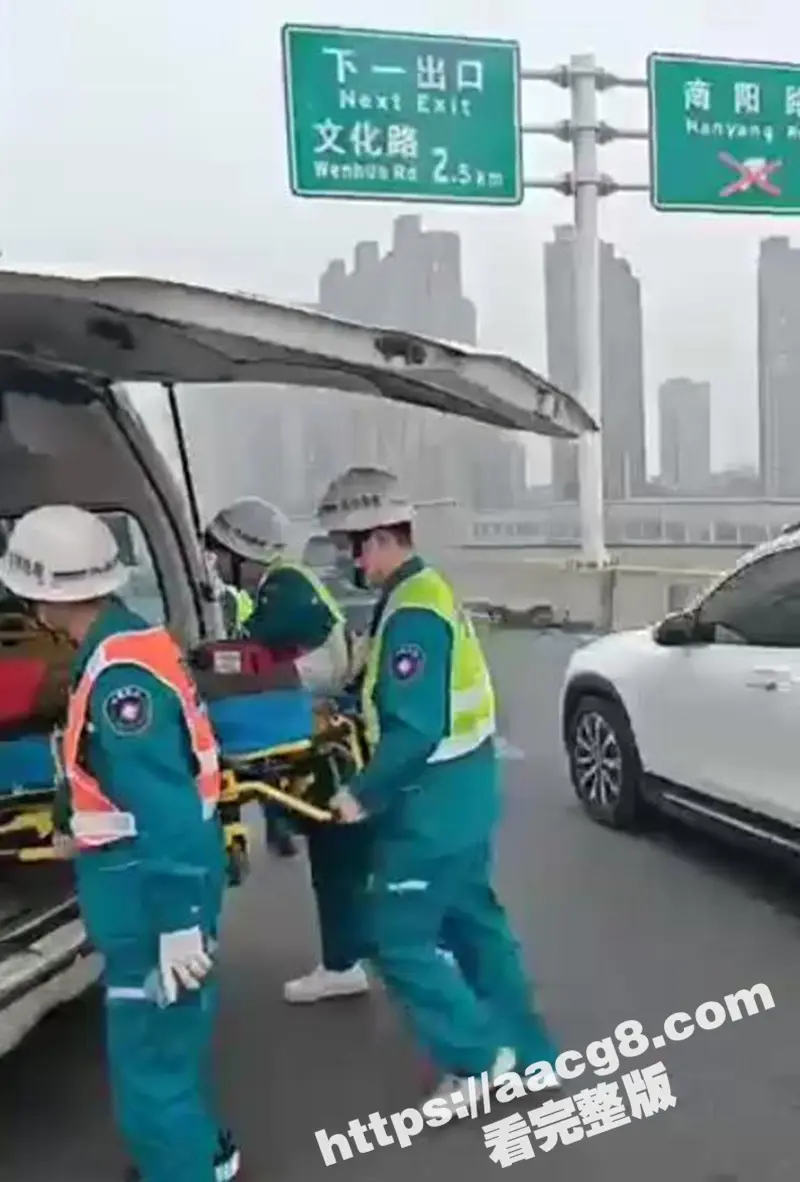 河南郑州蔚来发生车祸 首发电池弹射技术 弃车保帅立大功 现场视频流出 图6