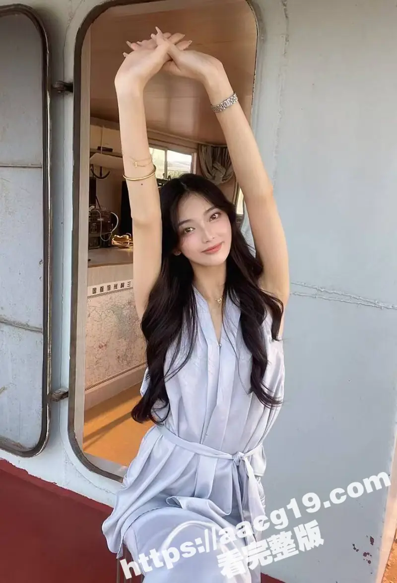 推特性感网红 下面有根棒棒糖 唯美红色旗袍诱惑 酒店约炮土豪金主 被大屌猛烈插入白虎嫩穴 并内射灌精 图2