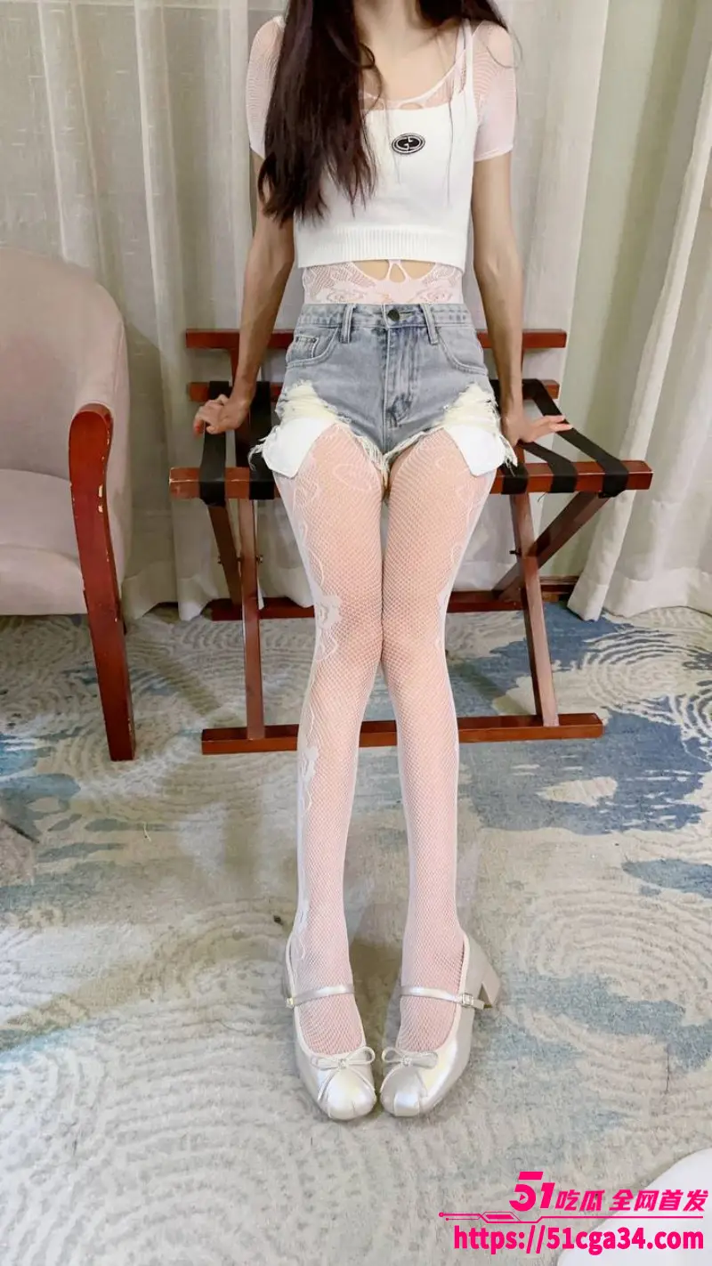 51原创小姨子的秘密 小姨子喝醉后色诱姐夫 口含啤酒疯狂吃鸡 镜前后入狂操内射蜜穴! 图2