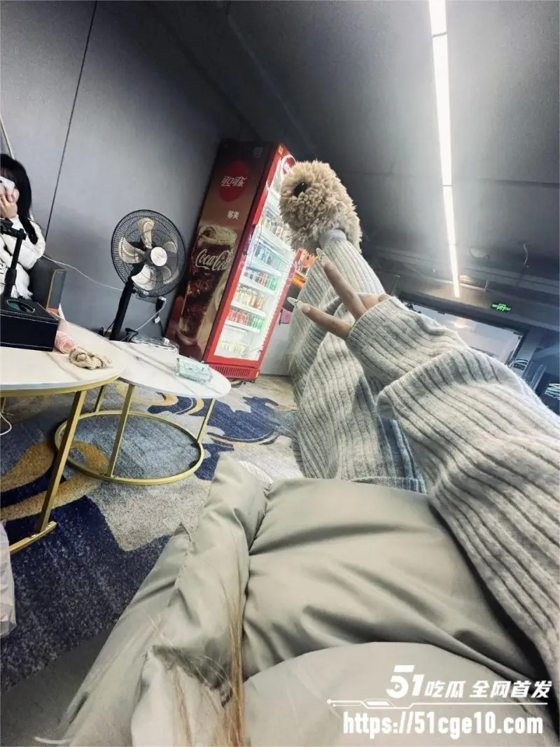 海角原创大神 我的离婚姐姐 酒店成功拿下姐姐黑丝闺蜜 中途换上白袜带来极致快感 图3
