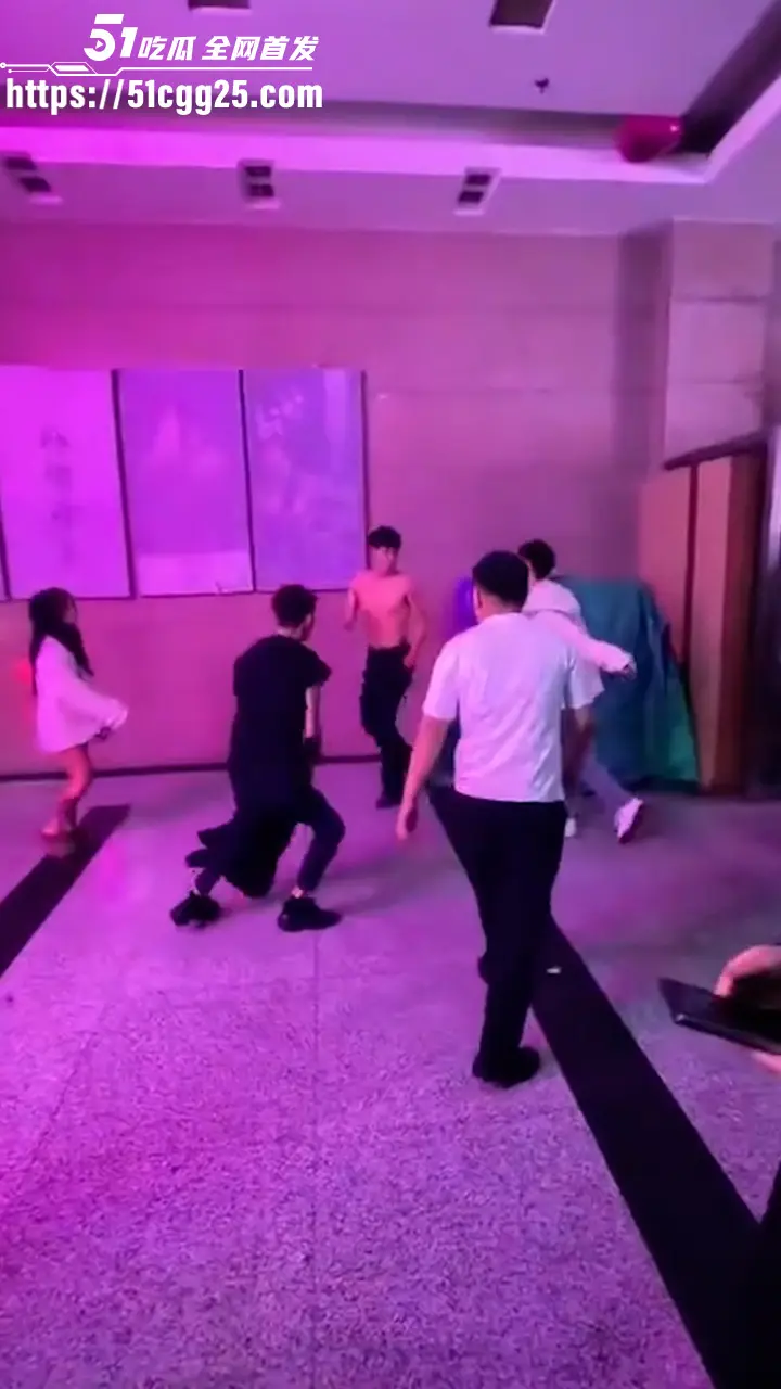 精神小伙1v3街头群殴 拳打脚踢狂暴输出 三人围殴瞬间被干翻 女友劝架惨遭一记摆拳 现场堪比古惑仔! 图3