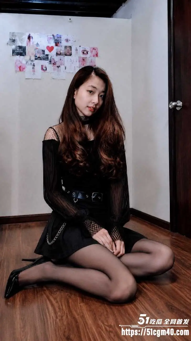 越南技商银行 女职员 被副行长潜规则 骚穴无套暴力打桩 浪叫不断彻底沉沦！ 图4