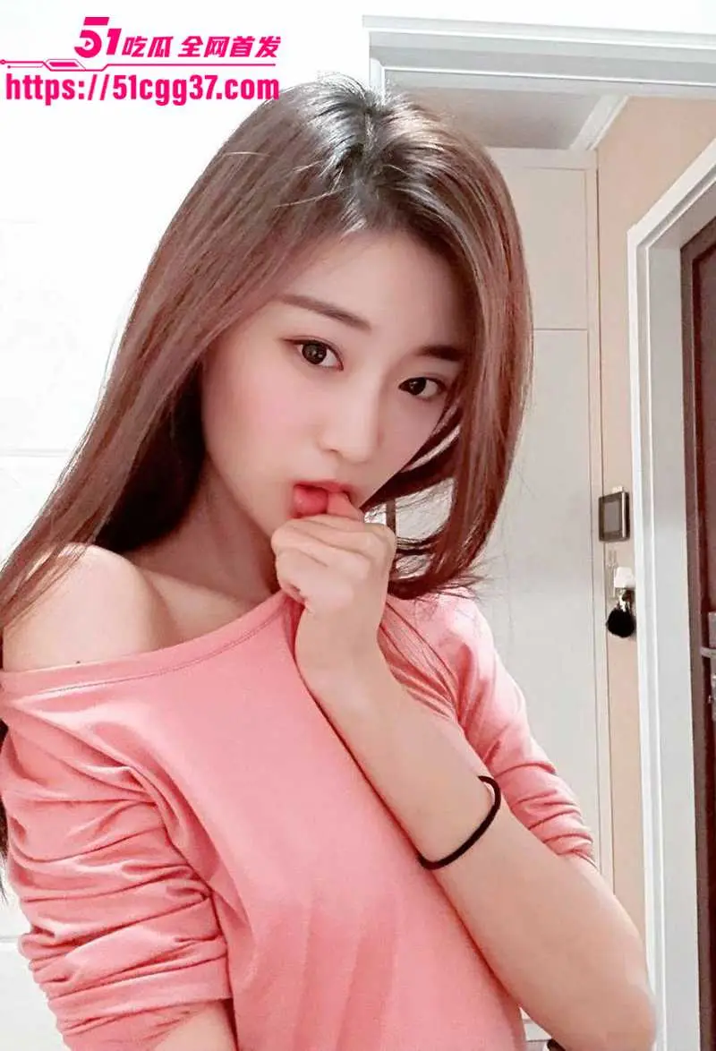 上海顶级名媛 柳绣 绝美尤物竟是金主圈养母狗 各种掰逼自慰讨好 玩4P群交轮舔肉棒 堪称骚绝！ 图2