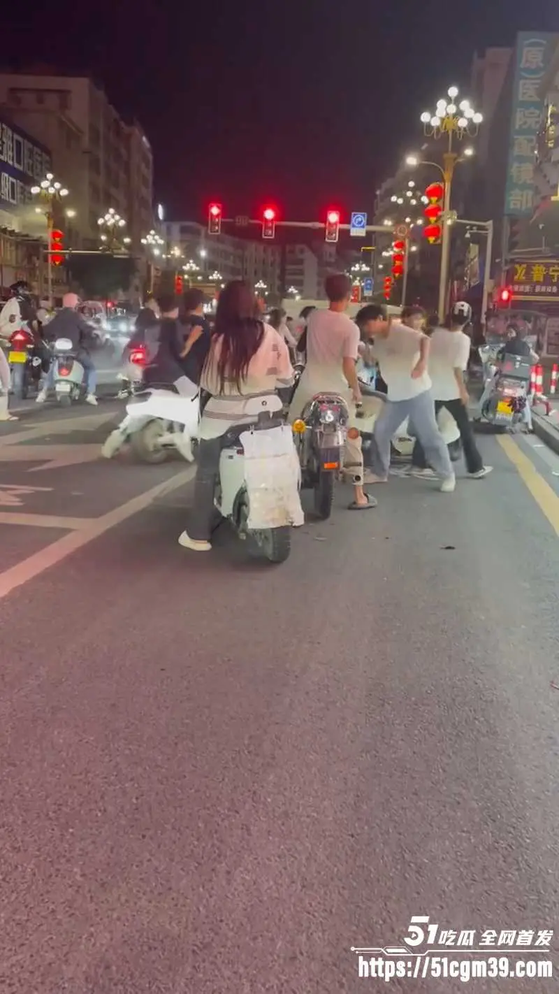 广东潮汕 精神小伙街头纠纷 持刀狂砸摩托车 场面混乱如同古惑仔重出江湖！ 图4
