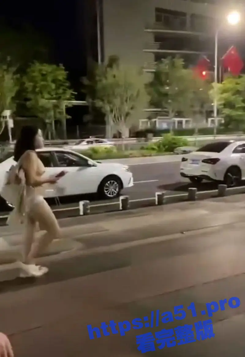 广东惠州 微胖社牛妹上身全裸露出巨乳 只穿内裤裸奔露出 对精神小伙比心放电! 图1