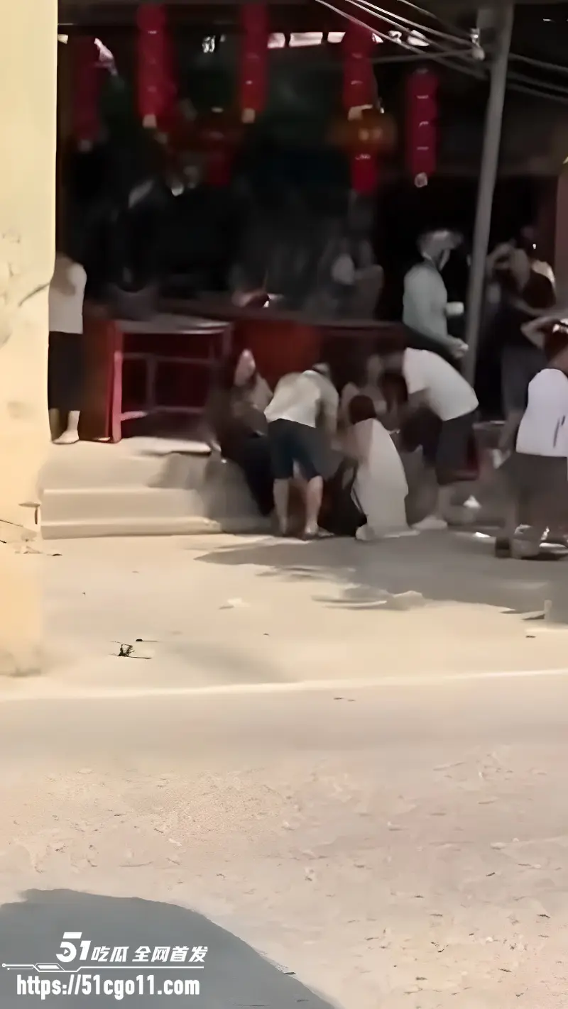 广东潮州 溪口路段重大交通事故 大货车硬刚旅游大巴 事故造成6人死21伤! 图5