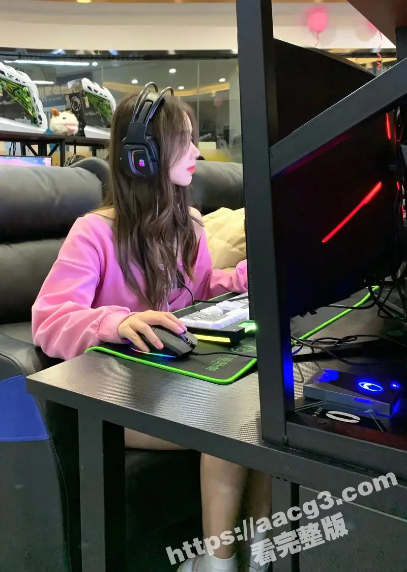 网吧偷情还是AV秀 小情侣网吧激情现场直播 男的表现生涩 第一次居然还插歪了 十分搞笑 图3