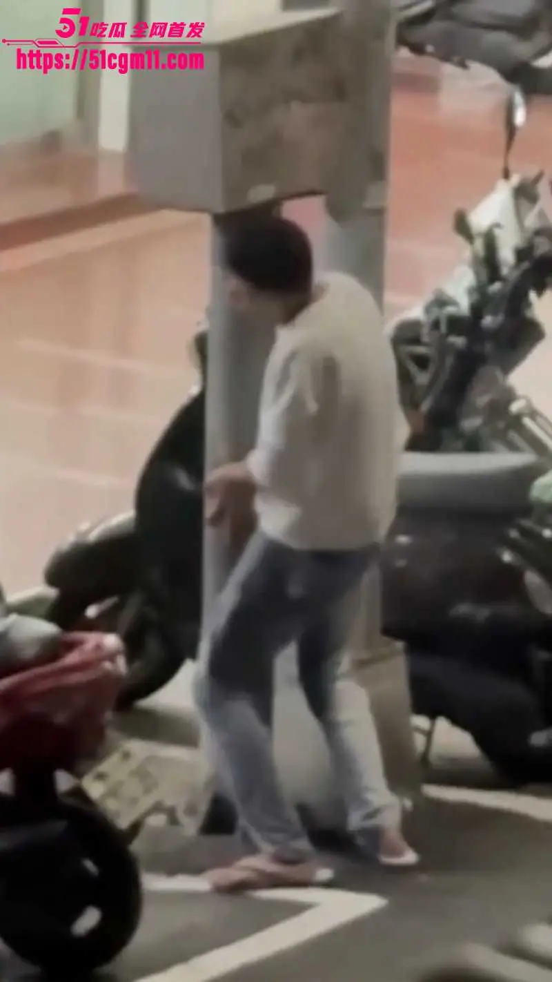 性压抑精神小伙 路边狂日电线杆 还发出怪异淫叫 奇葩画面直击笑点 这哥们儿到底憋了多少? 图5