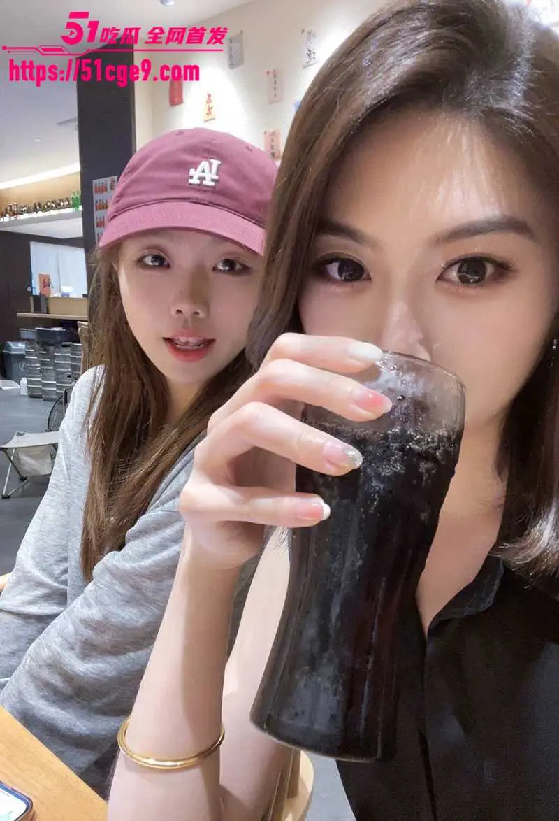 反差学姐调教私拍 扮母狗掰穴自慰被栓脖猛操 露脸舔吸淫水横流骚到没边！ 图3