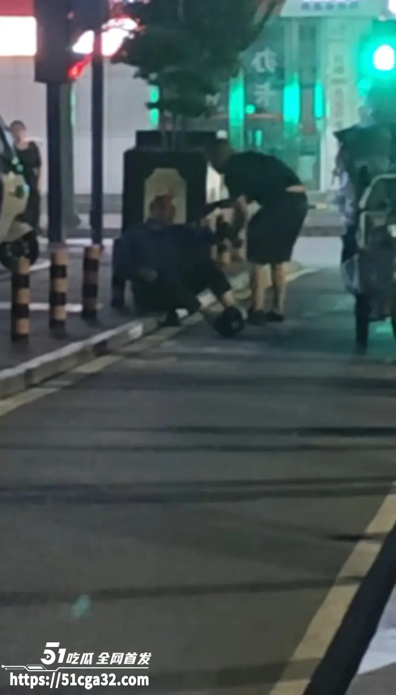 河南一男子深夜醉酒后 手持头盔当街暴打拾荒老人 猛击其头部老人哀嚎不断 现场视频引人公愤！ 图7