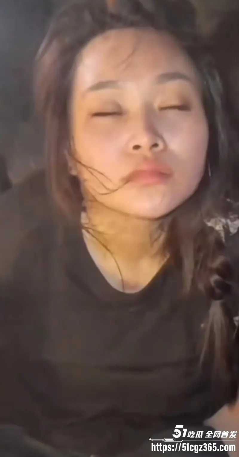 柬埔寨劫法场现场视频!黑衣大嫂一人一枪为爱冲锋 单枪匹马勇闯法场救男人 情深意重轰动全网! 图3