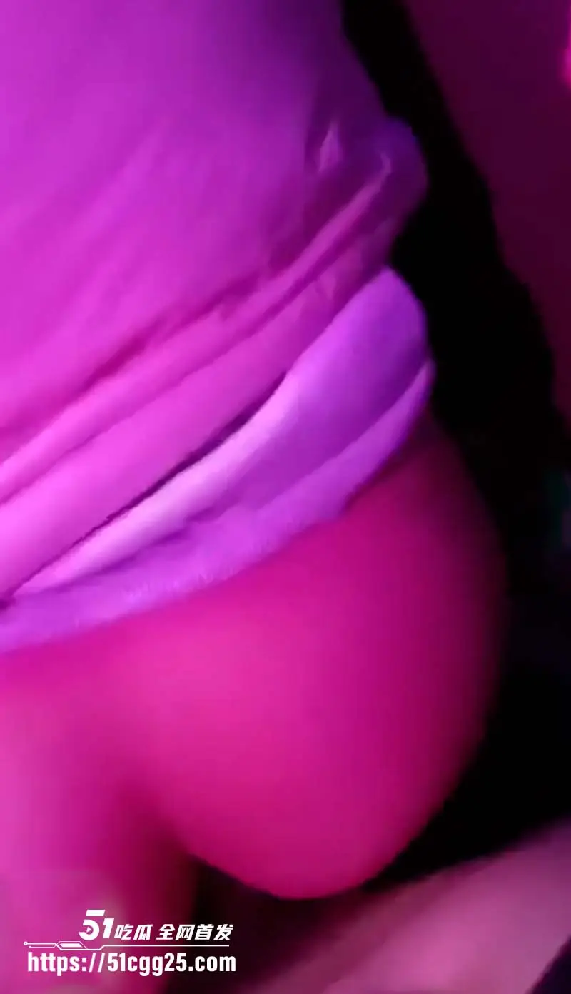 海角大神高中妹妹会撒娇 趁老爸和骚货后妈离开 欲火难耐和老妹在KTV里边唱边干 图6