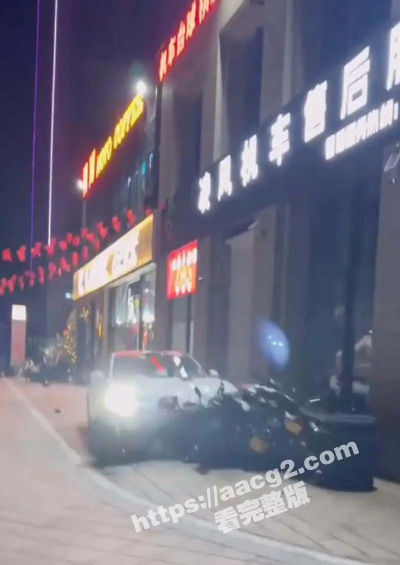 小米su7撞摩托车事件完整版!小米su7单刀赴会VS摩托佬 被激怒后持刀伤人撞毁多辆机车 现场视频曝光 图6