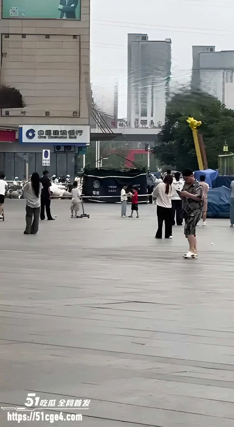 安徽淮北国购广场 男子赌球失利 跳楼身亡 肠子外露双腿摔断 现场惨烈引发围观 图4