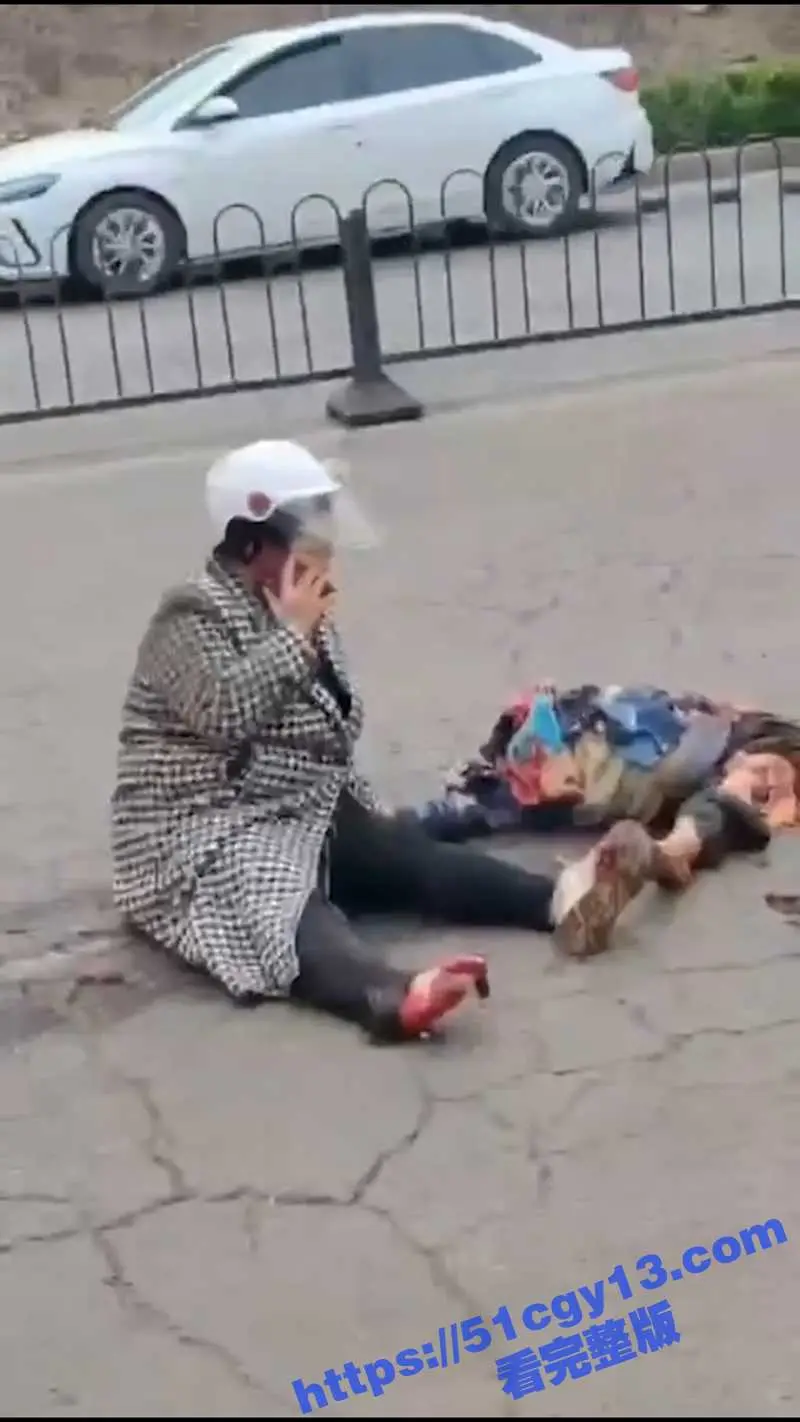 血腥慎入!山西孝义时代大道 老人骑车与货车相撞 当场被压成肉泥 腿和脚与上半身全部分离 现场惨不忍睹! 图4