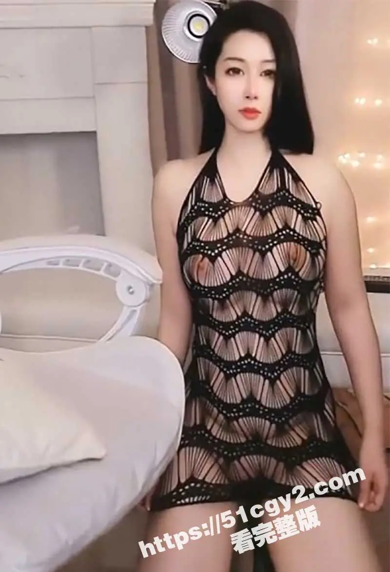 极品巨乳主播 奶兔 超大尺度定制裸舞福利 性感情趣装带狗链露奶淫舞 劈腿露穴上演丝足诱惑 图2
