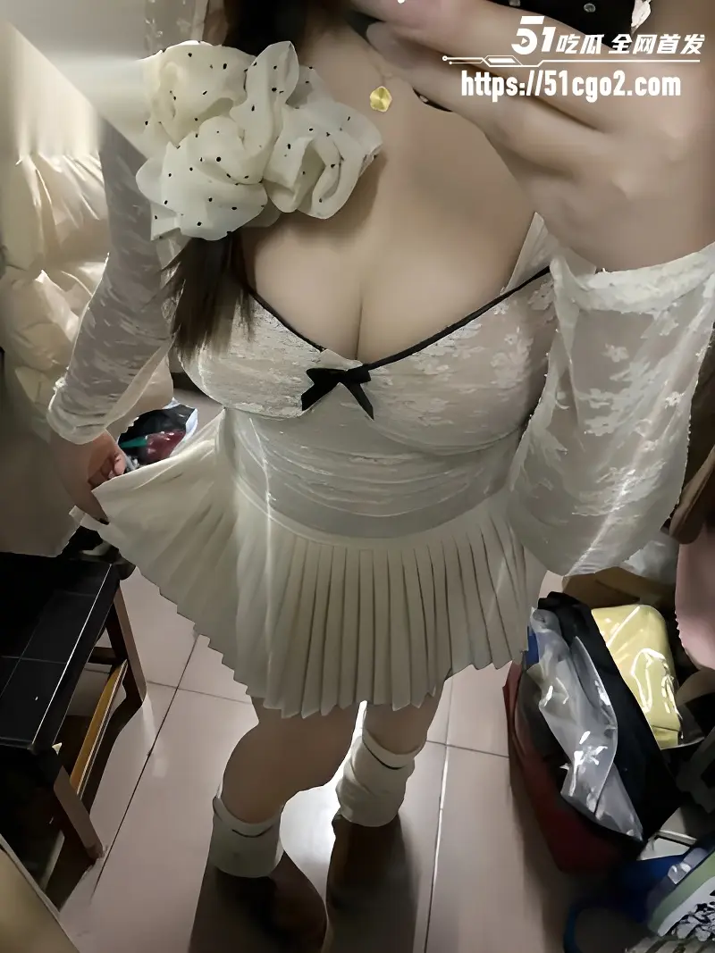 乱伦大神 迷人姐姐的性生活 半夜偷偷跑进骚姐姐的房间摸她逼逼 帮我手责榨精! 图1