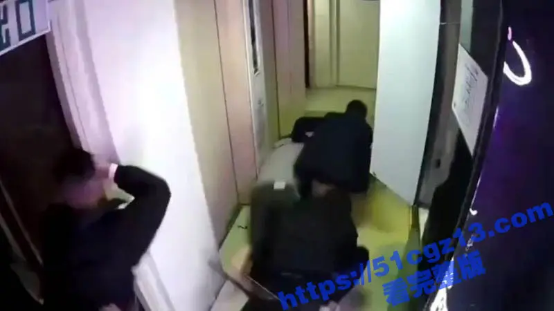 现实版古惑仔 香港元朗两男遭多人伏击围斩 其中一人身中多刀 黑帮之间的火拼现场完整视频流出! 图4