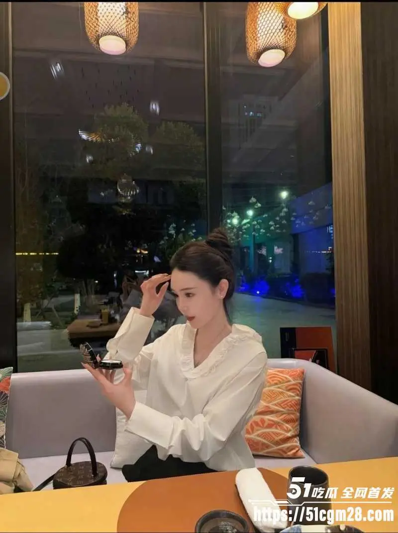 上海真实夫妻泄密 良家少妇母狗式趴着后入 小屁屁狂颤操着贼爽! 图4