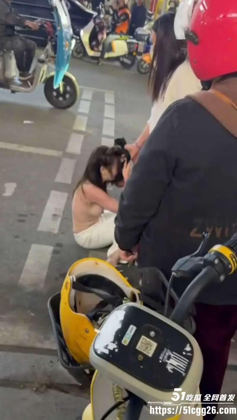 福建平潭硬核抓奸现场 风骚小三踢到铁板 惨遭彪悍原配当街扒光 雪白美乳一览无遗！ 图5