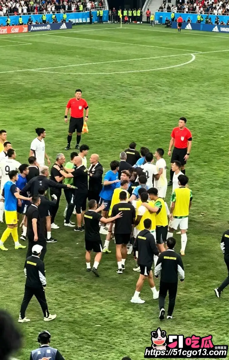 中超再现名场面 大连英博VS北京国安 爆发大规模冲突 导播火速切镜静音! 图5