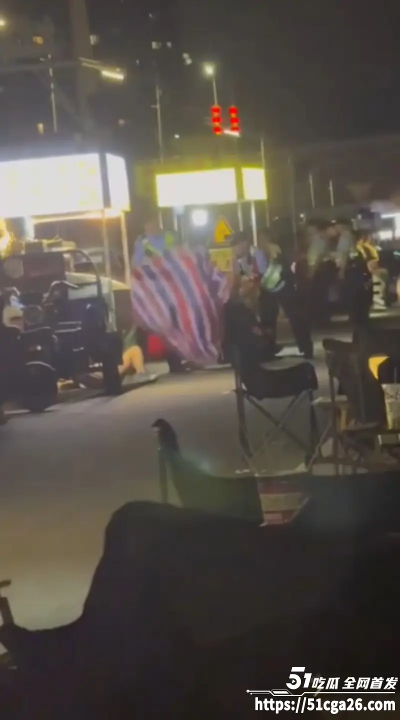 广东佛山东平桥底 小吃商贩因摊位被抢 持刀对一男子连捅数刀 男子当场死亡 现场多角度视频流出! 图6