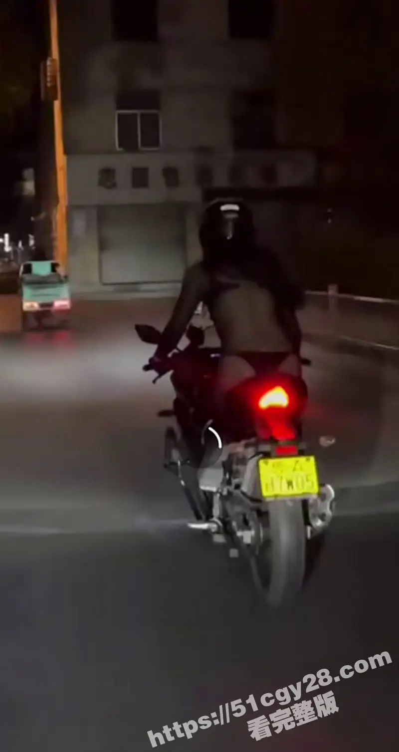 山东偶遇情趣内衣女骑士 身穿连体开裆黑丝 开着机车在马路上飞驰 性感身材极品蜜桃臀真是绝了! 图5
