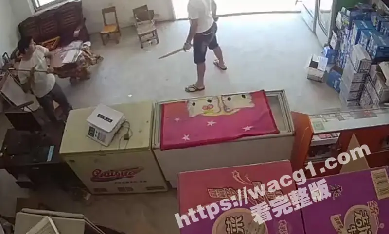 广西两男子邻里矛盾拔刀相向 双刀VS关公刀 这一战简直酣畅淋漓 店内监控流出 图4