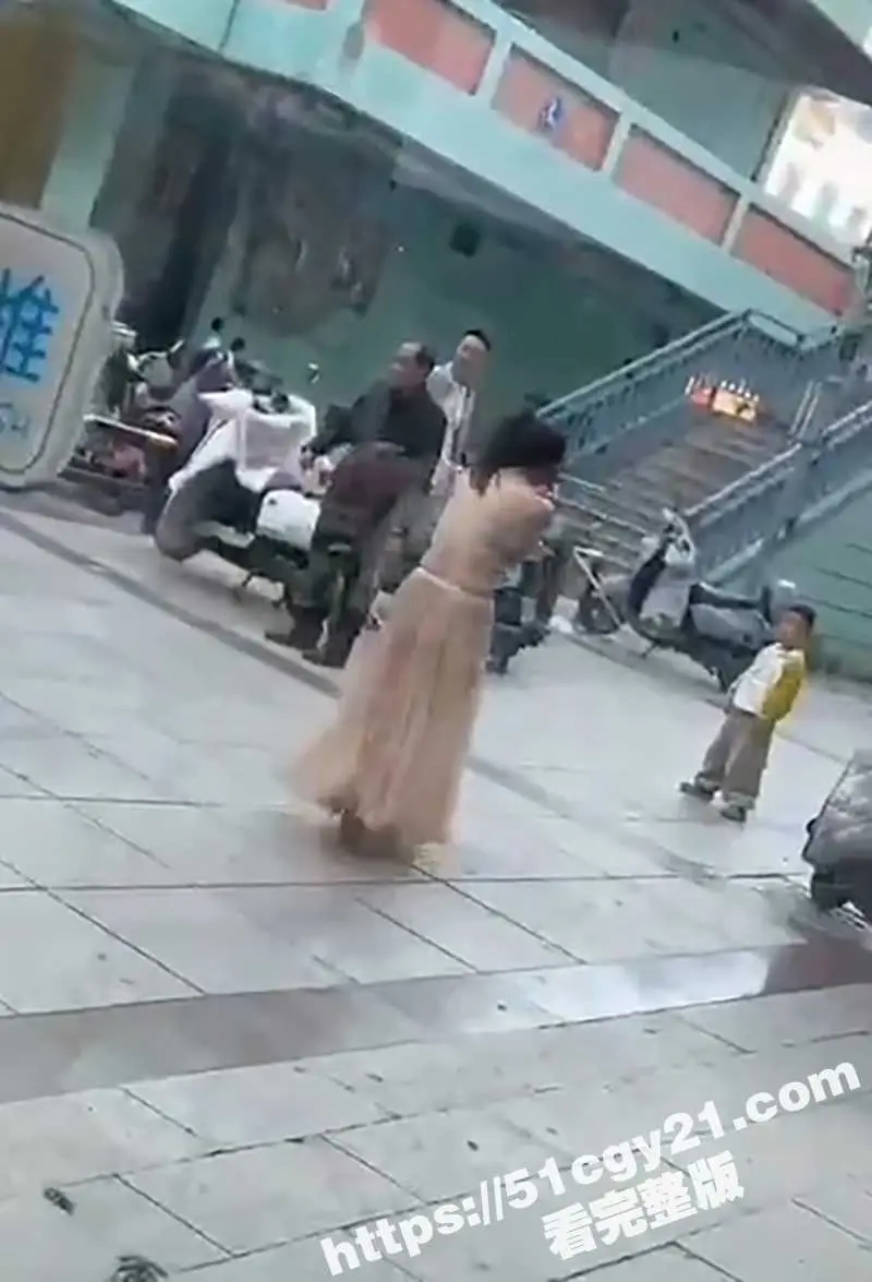 情侣吵架渣男竟逼美妇脱光还债！大奶美女赤裸崩溃大喊 好心路人出手帮忙 完整视频炸裂全网！ 图8