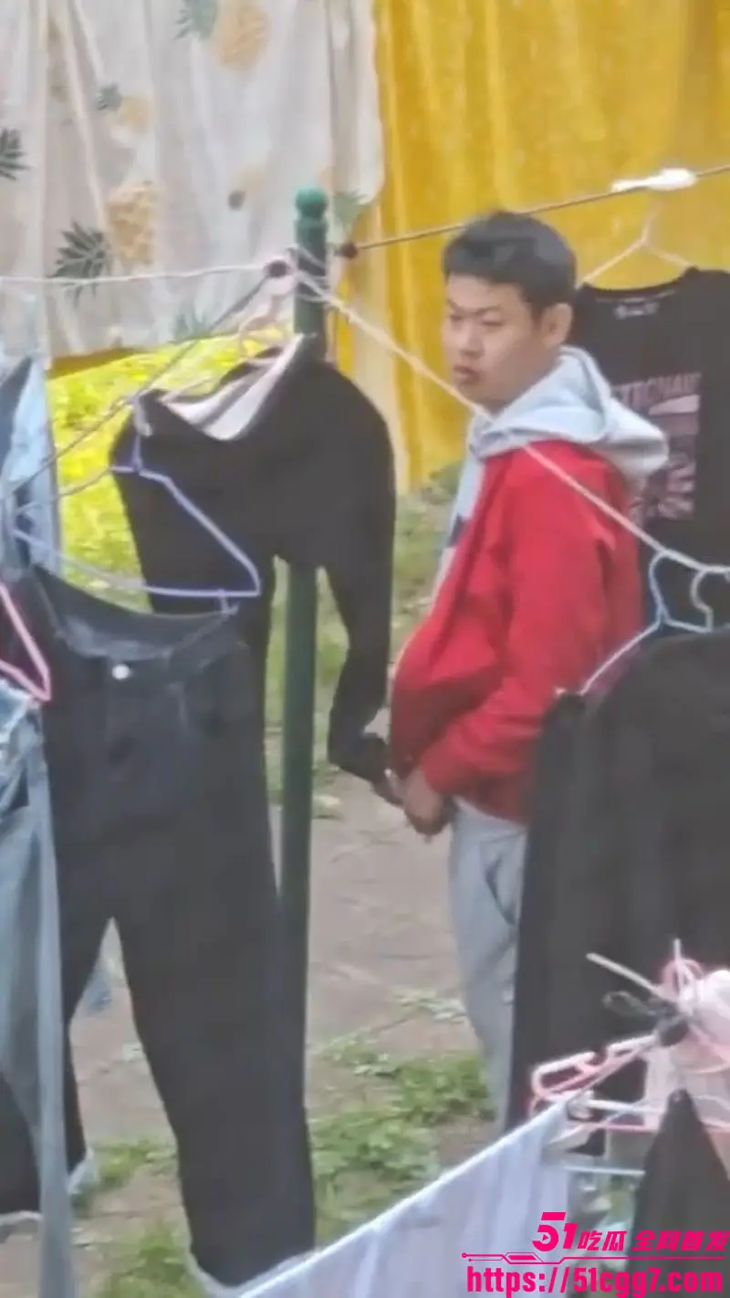 学校女生宿舍楼下惊现变态男！偷女生打底裤当众撸管 边撸边四处观望 全程被拍曝光！ 图1