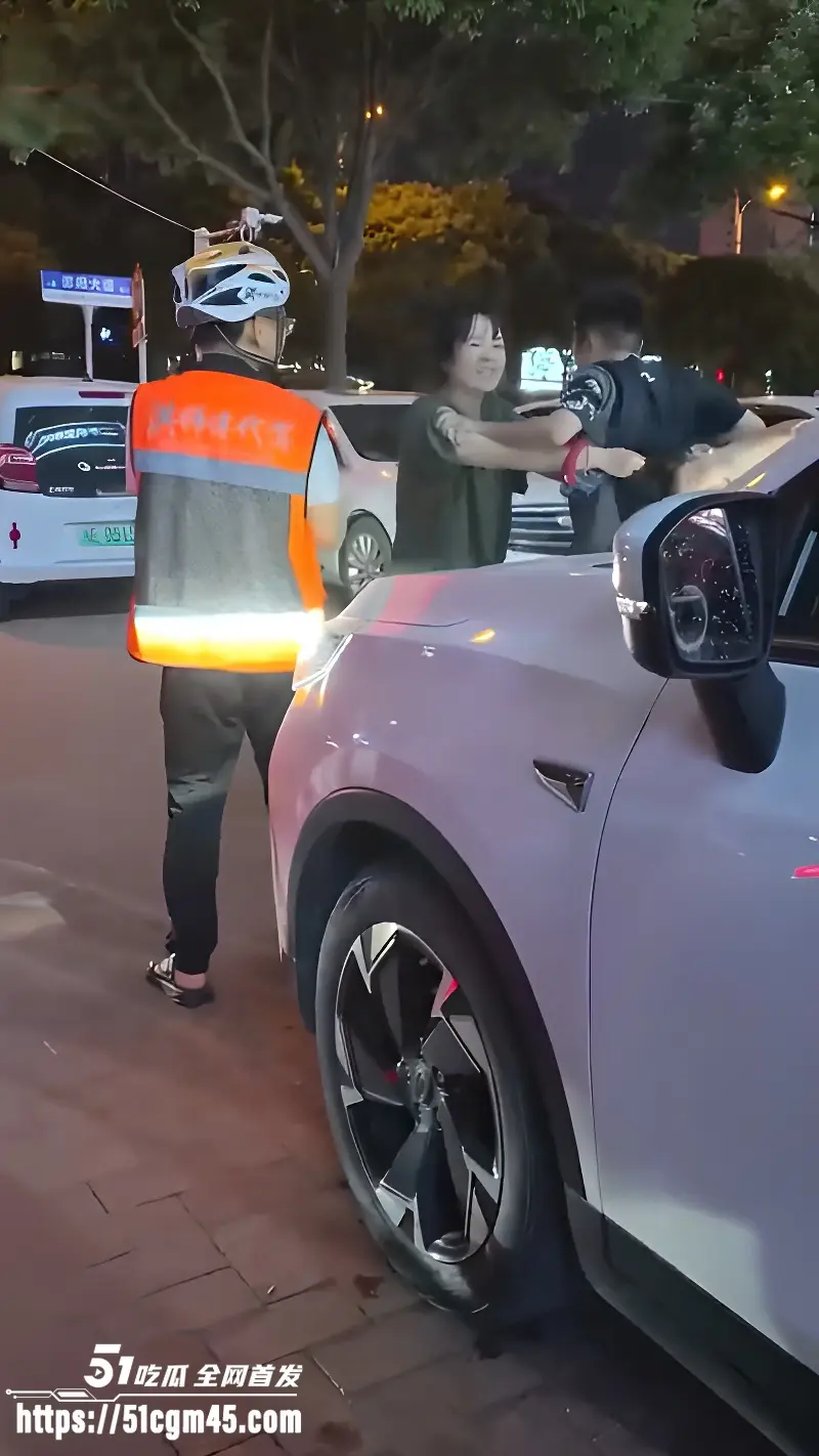 湖南邵阳 深夜上演捉奸大戏 彪悍原配街头狂拽小三头发 拖地拉扯彻底失控！ 图1