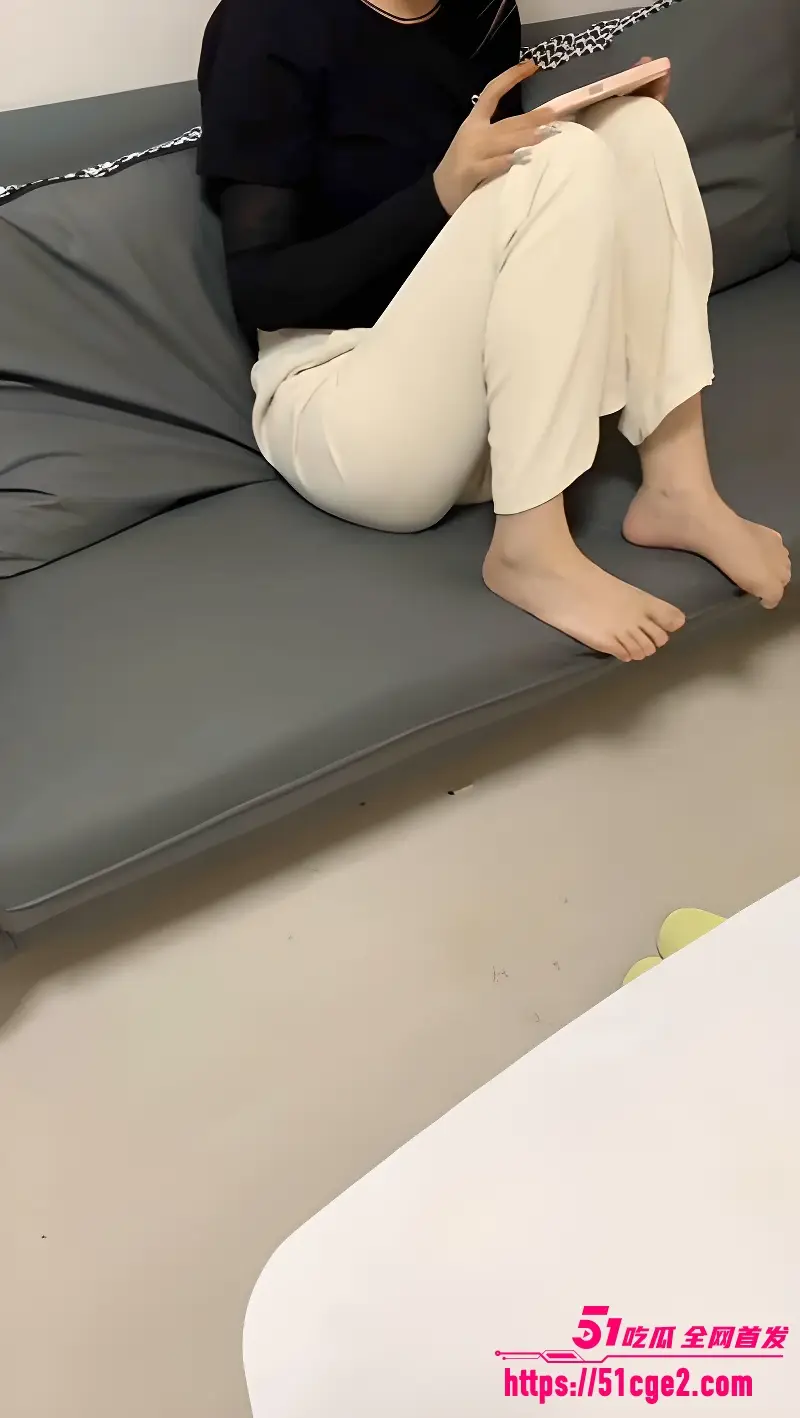 51原创和妹妹同居的日子 妹妹纠缠着我给她买皮肤 以身体作为给我的回报 图1