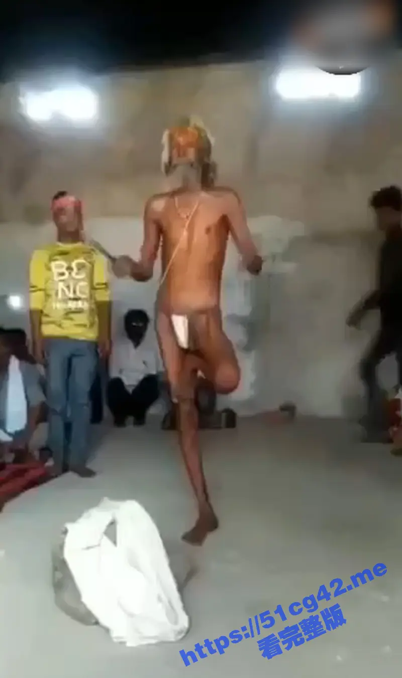 神奇印度!鸡巴吊石头 这是开过光附过魔的鸡巴吗?大爷太猛了 图1