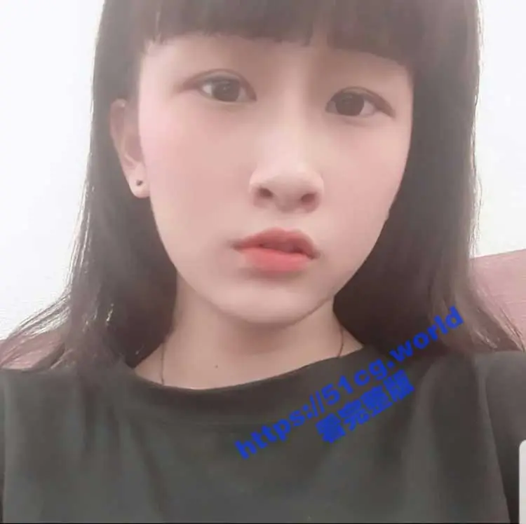 台湾省高三学妹 李紫薰 厕所自拍粉穴放尿 人美逼嫩掰给你看 图1