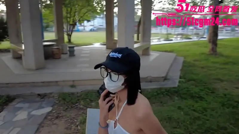 户外露出女神 cikaimoon公园全裸散步 吊带滑落美乳全露 骚乳颤动淫荡诱惑！ 图2