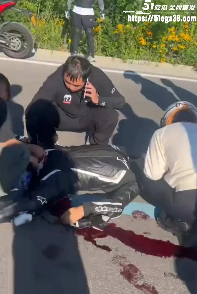 又一追风勇士陨落!男子驾驶机车失控蛋刹失败 皮裤秒变开裆裤 周围群众按蛋抢救! 图3