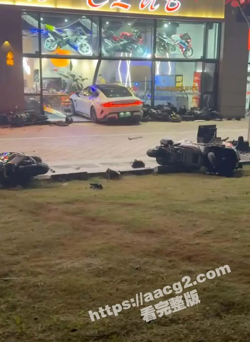 小米su7撞摩托车事件完整版!小米su7单刀赴会VS摩托佬 被激怒后持刀伤人撞毁多辆机车 现场视频曝光 图7