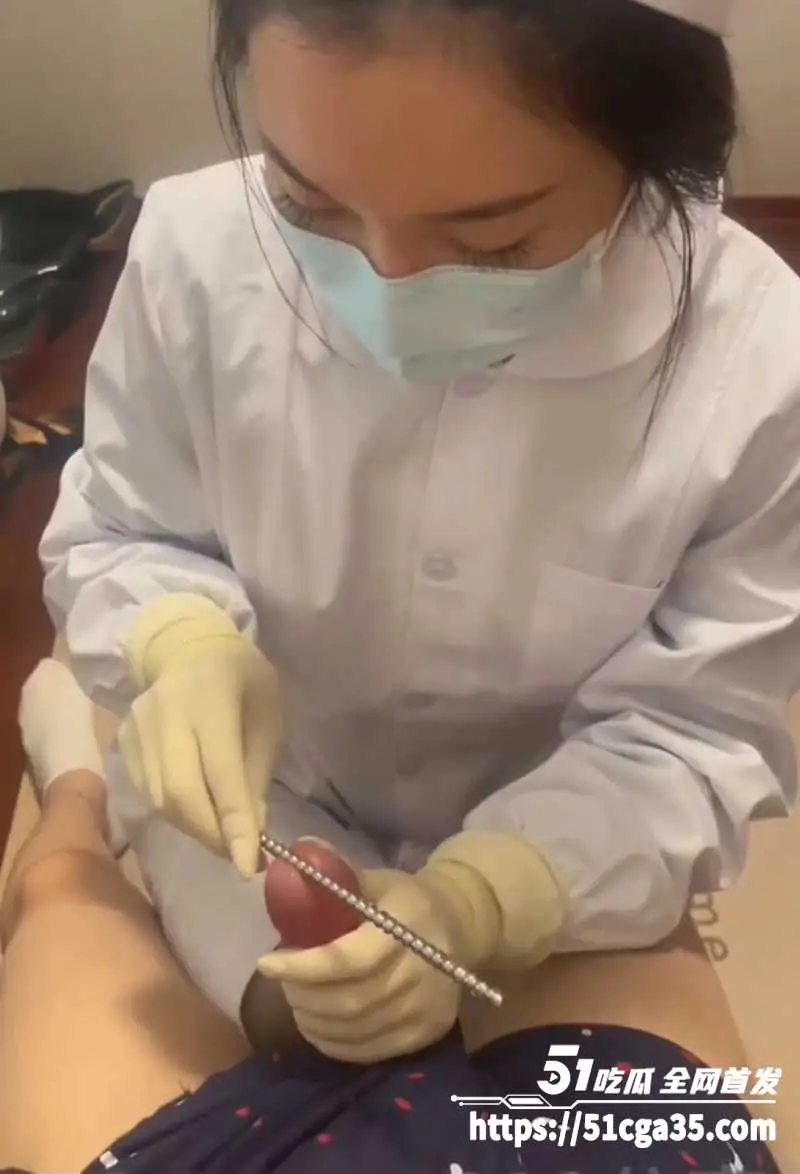 男人最爽的SM调教玩法 尿道责 纯情小护士撸动主人肉棒 将金属棒齐根插入龟头马眼 感官刺激超强！ 图1