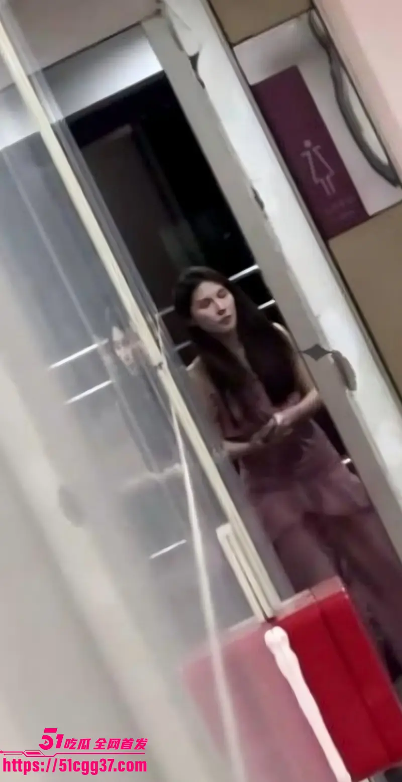 上海男子写字楼偷拍事件 孕期妻子在家养胎 潜入女厕不慎滑倒被抓 视频曝光喜提10天拘留! 图15