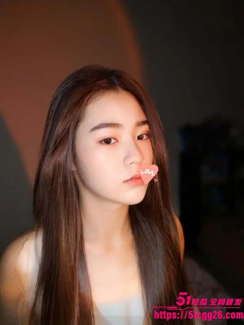 新加坡网红人妻 meilii98 私密视频流出 胸部丰满翘臀肉感爆棚 男主巨根轻插两下白浆狂流 画面荒诞又淫靡! 图1