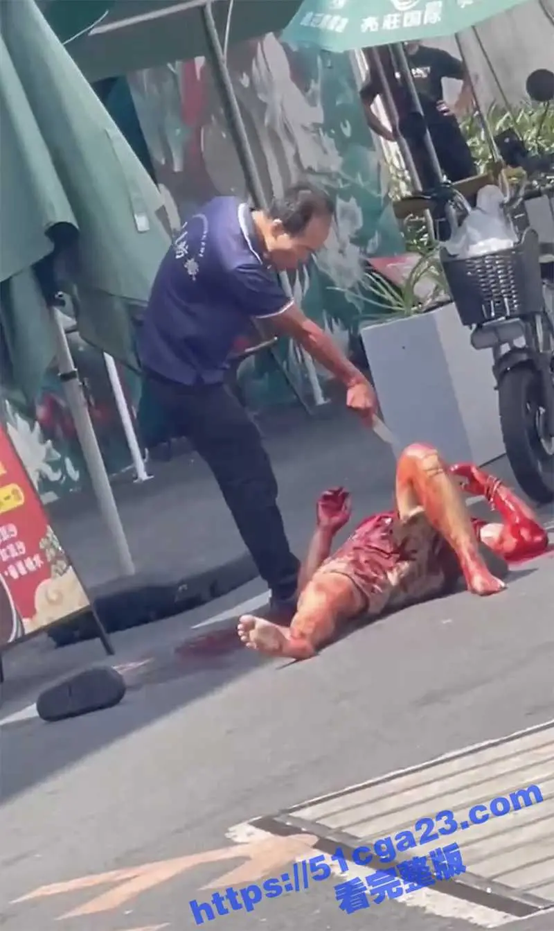 广州东晓南街头惊现持刀屠夫！男子被压地上当猪屠宰 血流满地 现场画面触目惊心！ 图4