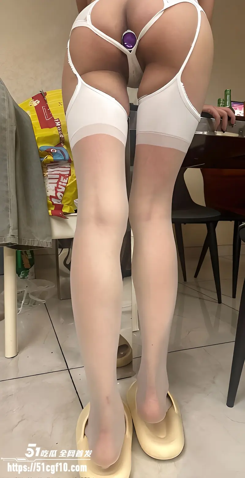淫荡女大不雅视频曝光 小骚货双穴全开 主动翘屁股求操 年纪轻轻就被开发完全了! 图4