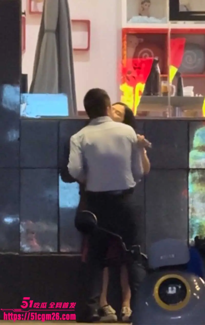 山东某饭店门口 俩中年老同学情不自禁当街热吻 同学聚会果然是出轨高发地！ 图4
