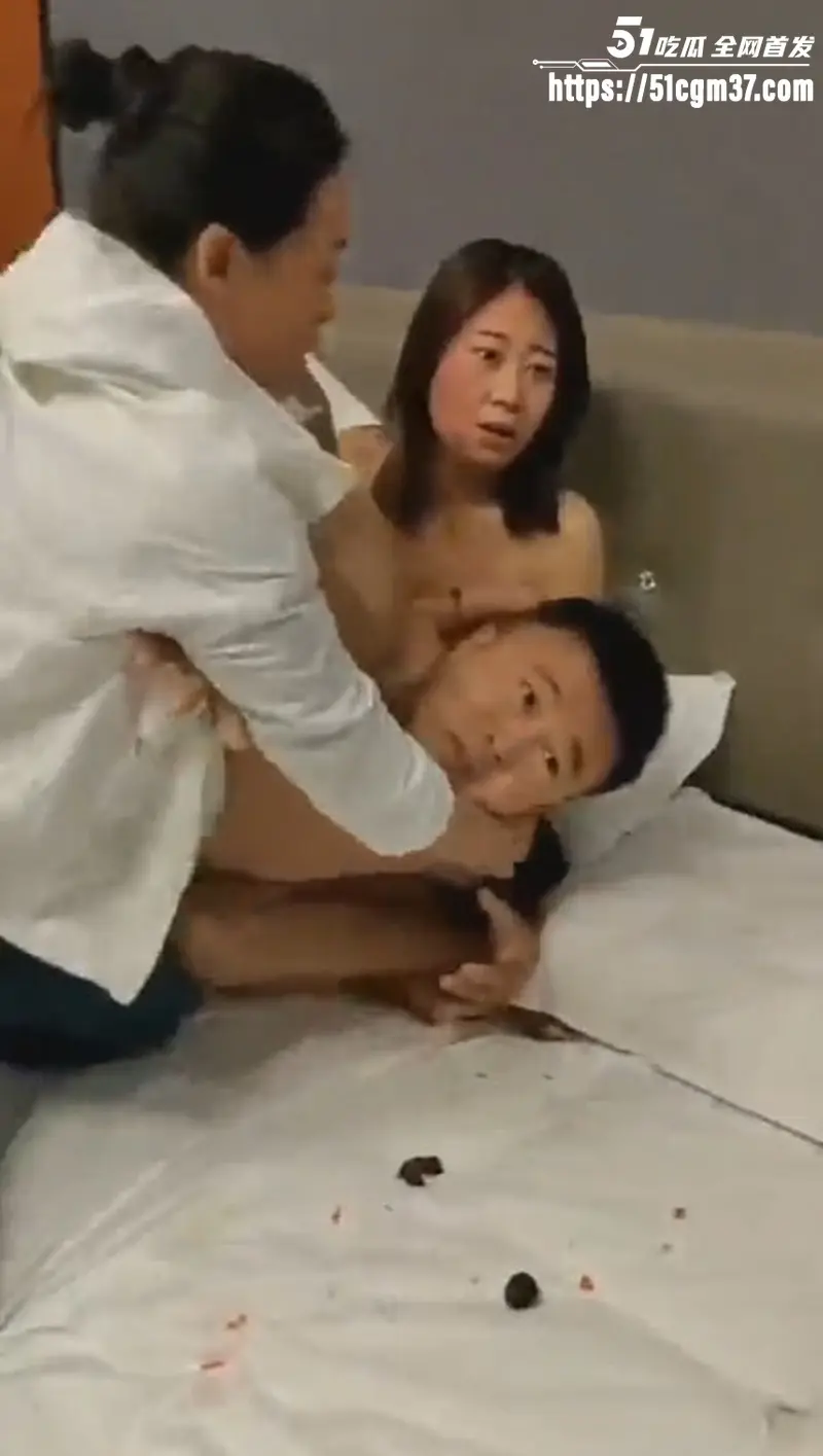黑龙江大庆出轨抓奸现场 小三全裸在床任由打骂 撕衣扯头现场一片混乱 图2