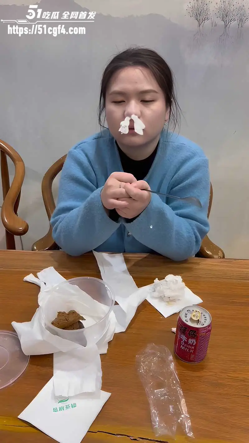 集美点男模没钱付账 竟当场吃屎抵账 重口吃播变态到极致太刺激！ 图1