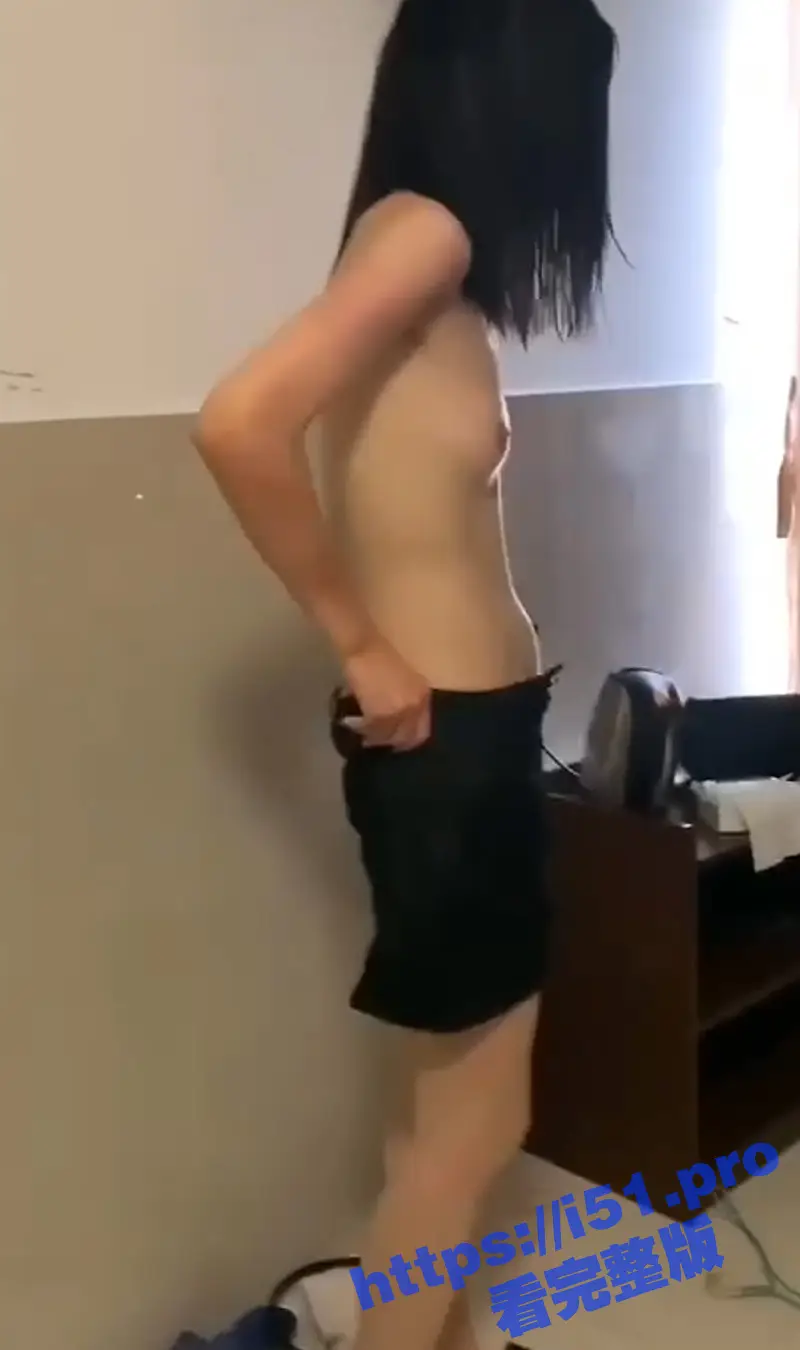 霸凌欺辱!一伙纹身的精神小妹强迫女生脱光衣服 然后脚踩女生的手用烟头烫下体 真是丧尽天良啊 图1