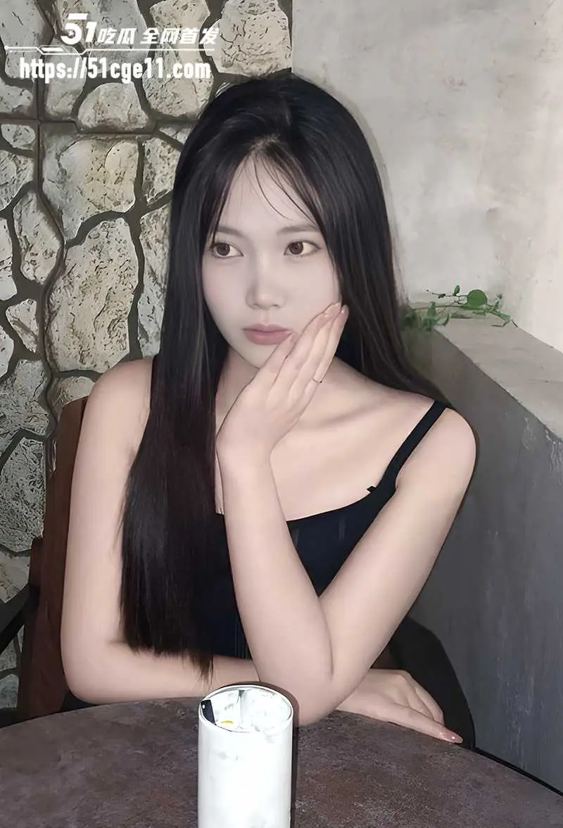 河北传媒学院拜金女 刘依 为圈钱被金主包养 边自慰边含吸肉棒 精盆属性爆表 图2