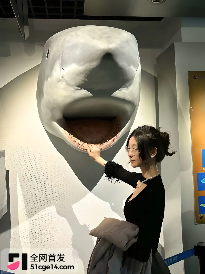 瓜友真实投稿 线下约炮骚浪眼镜婊 戴着狐尾肛塞 无套后入爆操蜜桃臀! 图3